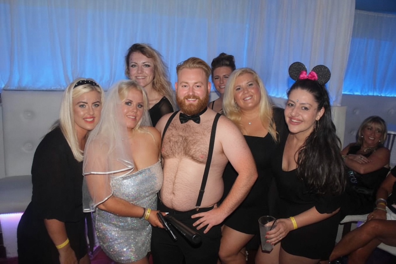 Eggy with a Belfast hen party group, the bride wearing a veil